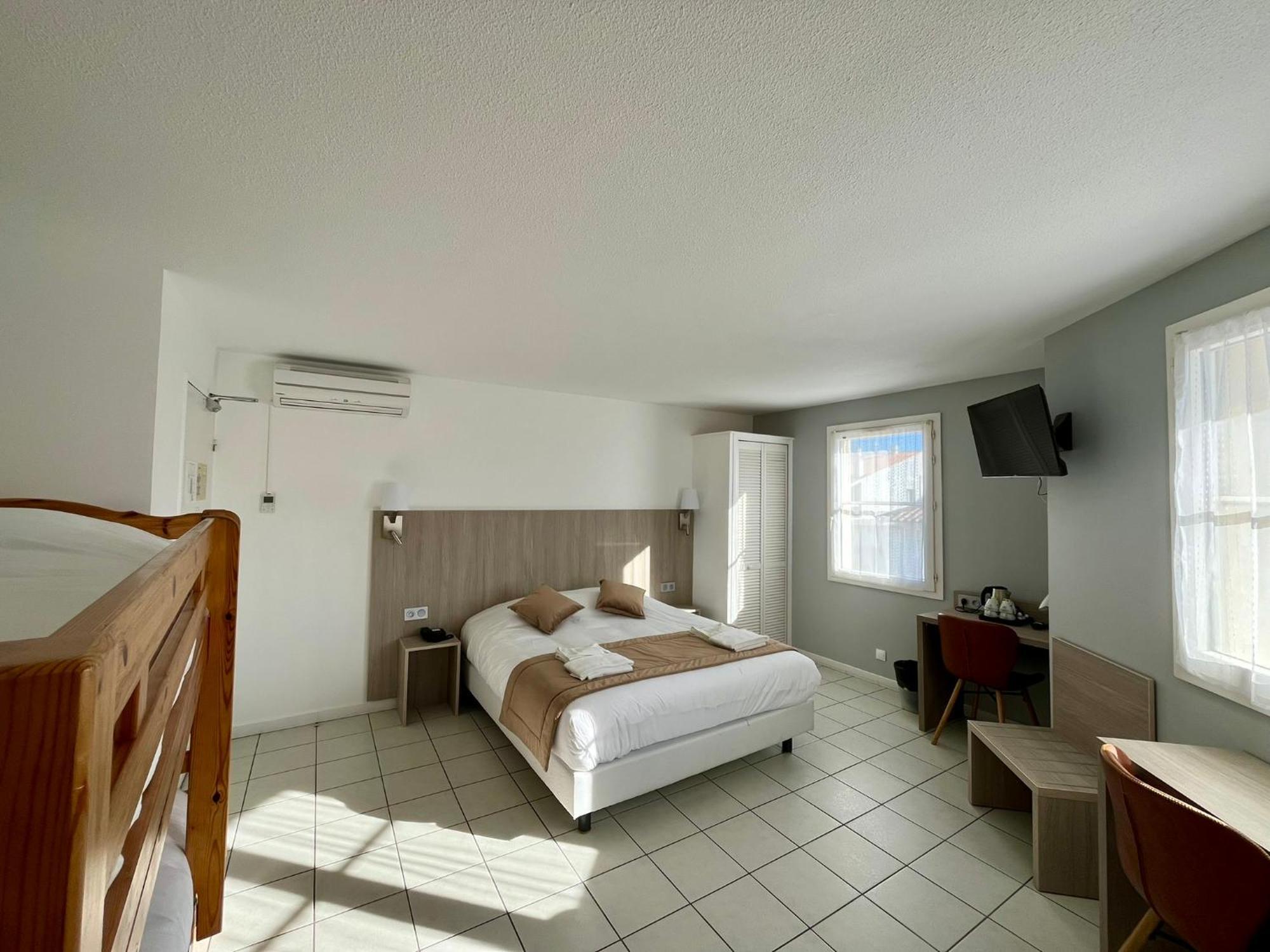 Hotel Les Arcades Сент-Марі-де-ла-Мер Екстер'єр фото
